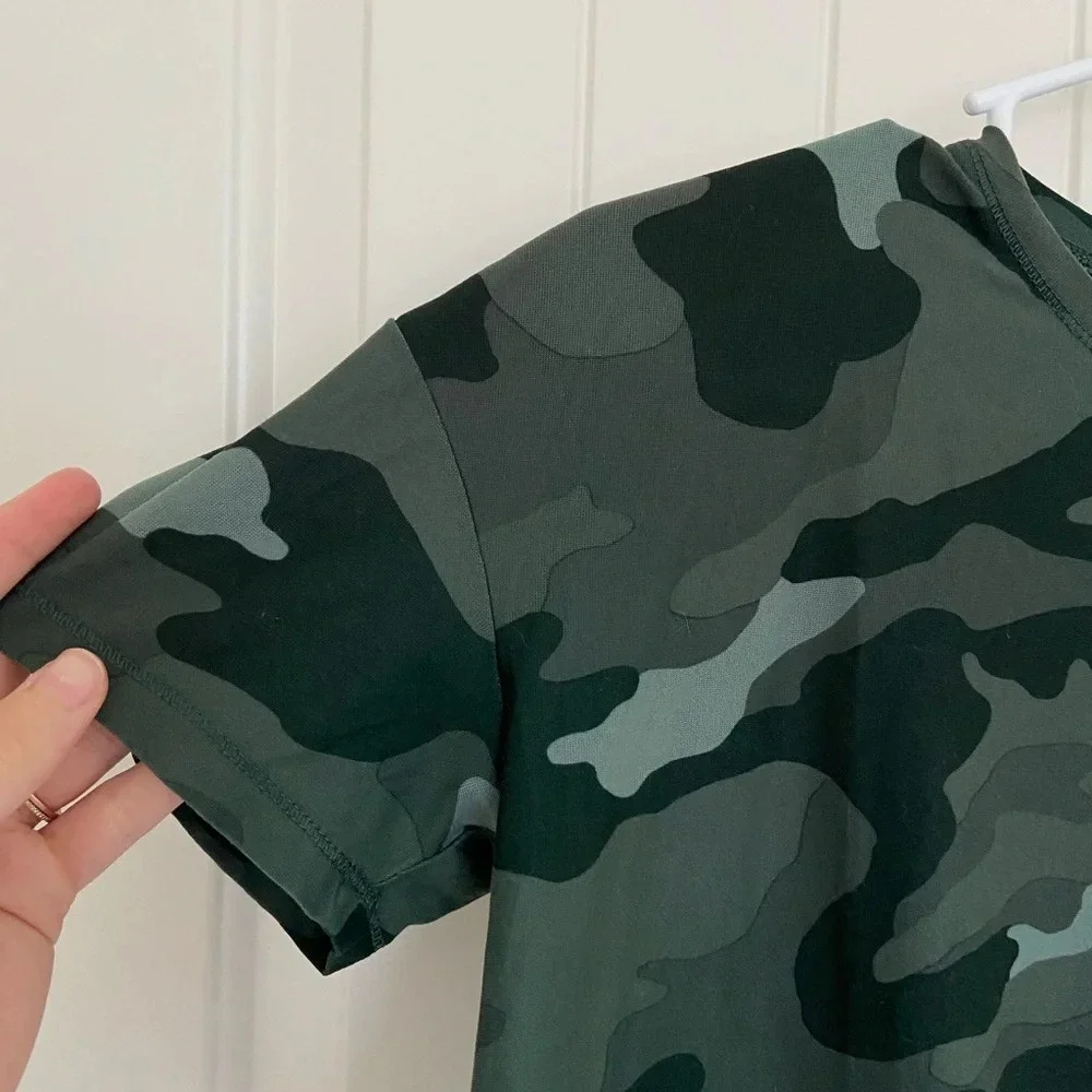 Old‎ Navy girl’s camouflage active cropped top — large